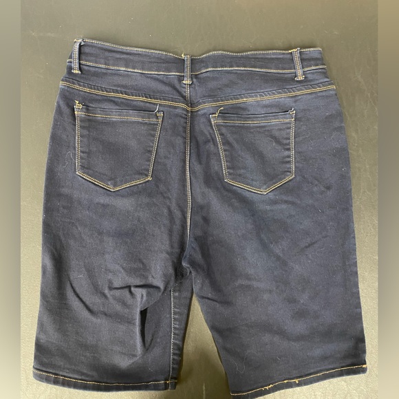 Women’s D. jean shorts. Size 16 - Picture 3 of 3